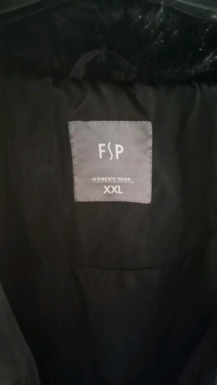 Chaqueta acolchada negra con capucha de piel sintética - 3