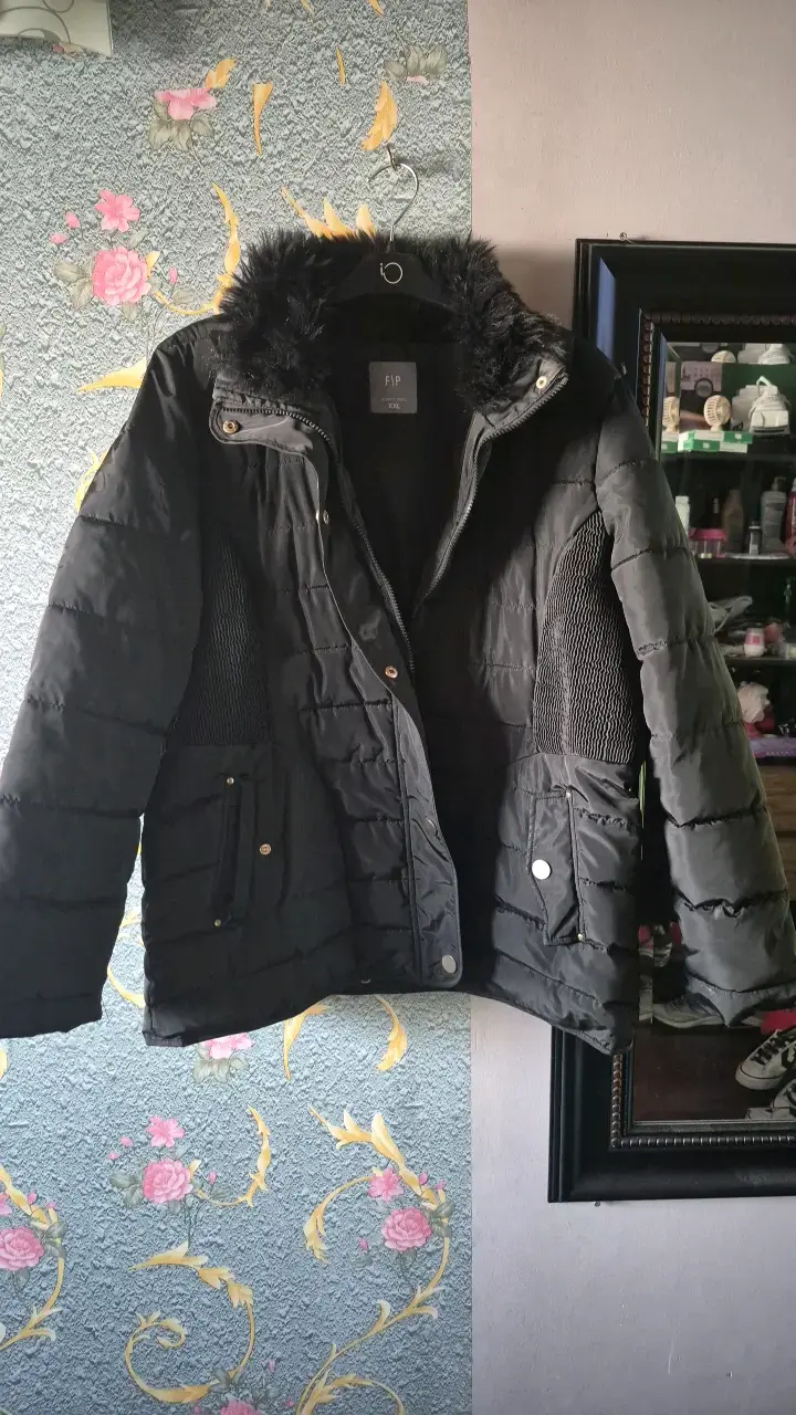 Chaqueta acolchada negra con capucha de piel sintética - 4