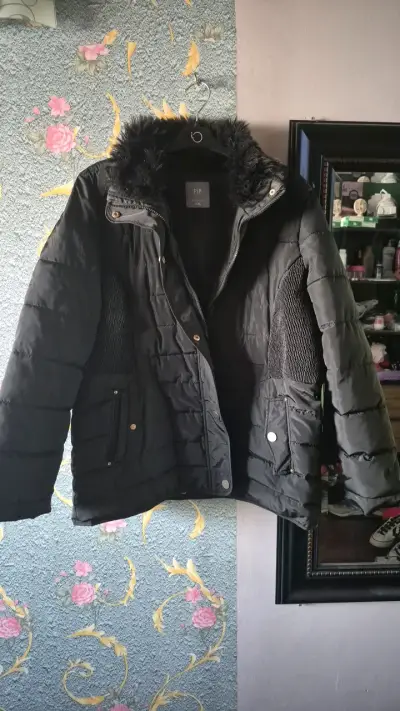 Chaqueta acolchada negra con capucha de piel sintética - miniatura 4