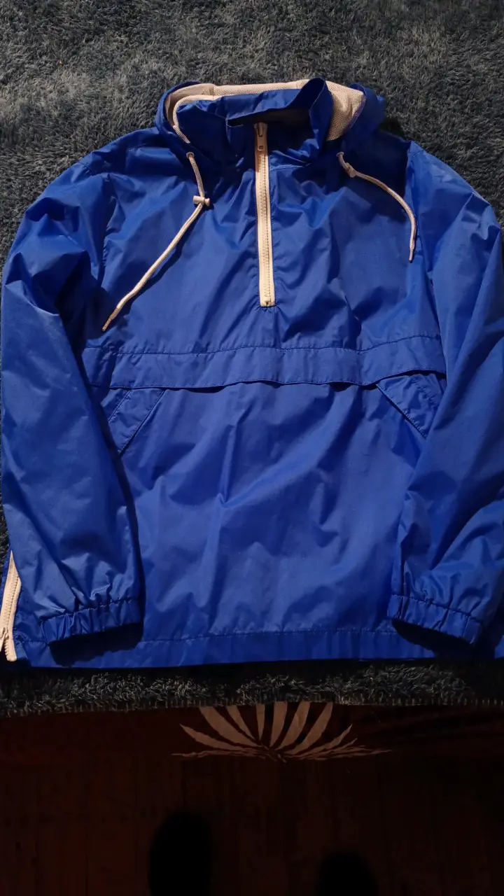 Cortaviento azul con capucha para hombre