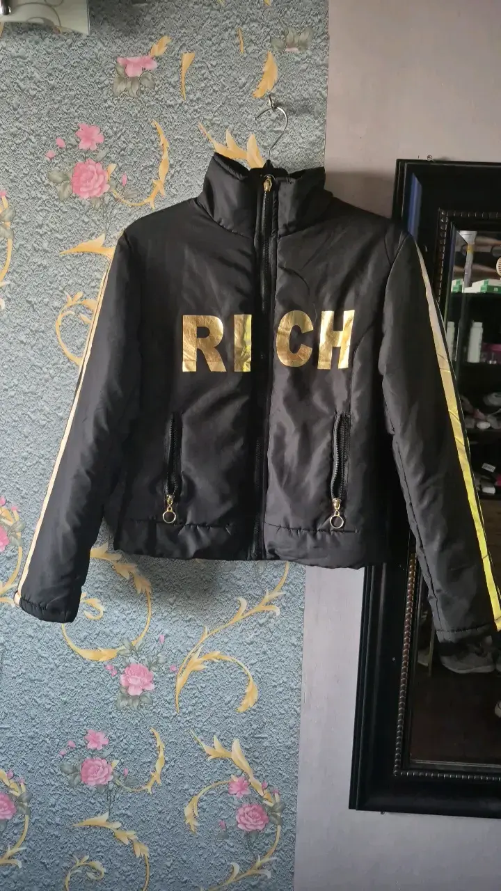 Chaqueta negra con letras doradas Rich - 1