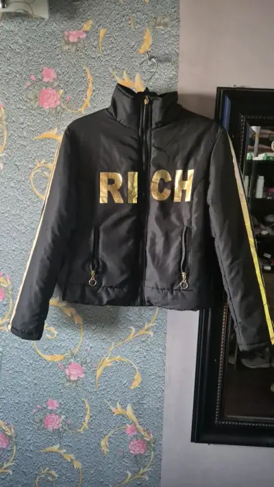Chaqueta negra con letras doradas Rich - miniatura 1