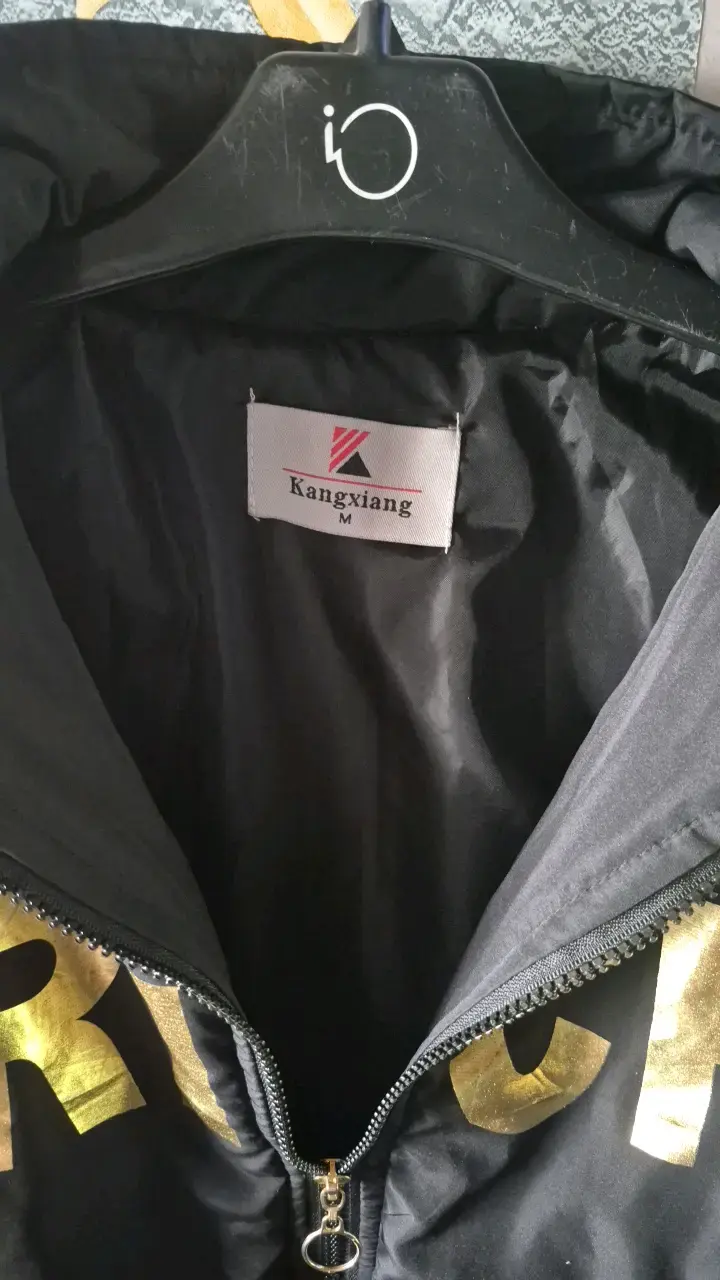 Chaqueta negra con letras doradas Rich - 2