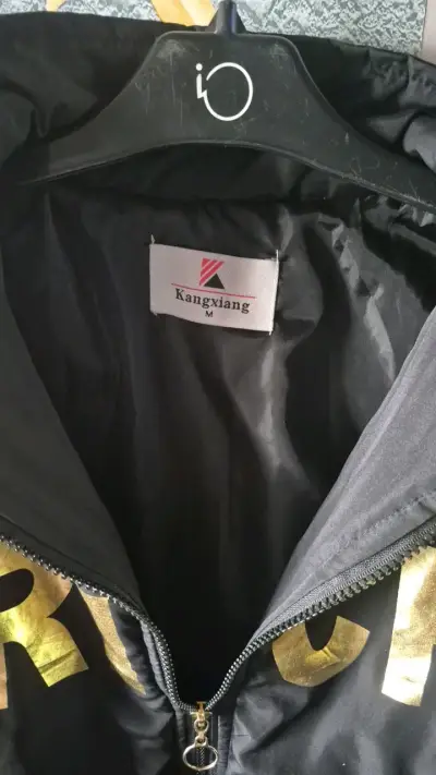 Chaqueta negra con letras doradas Rich - miniatura 2