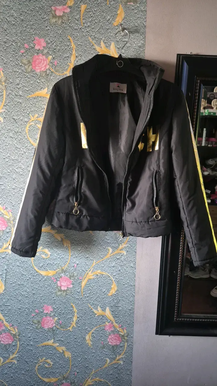 Chaqueta negra con letras doradas Rich - 3