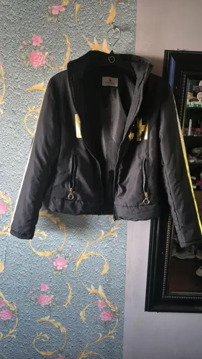 Chaqueta negra con letras doradas Rich - miniatura 3