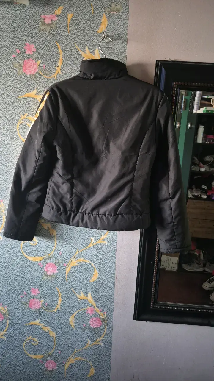 Chaqueta negra con letras doradas Rich - 4
