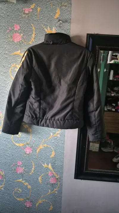 Chaqueta negra con letras doradas Rich - miniatura 4