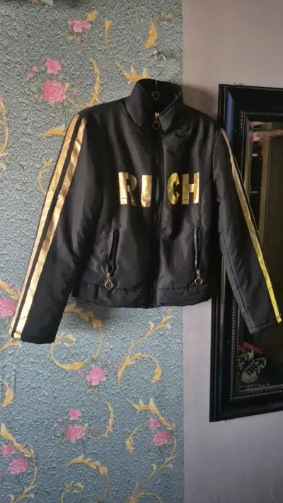 Chaqueta negra con letras doradas Rich - miniatura 5