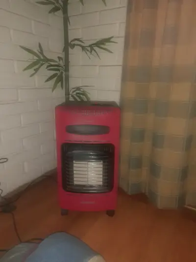 Estufa a gas Toyotomi roja modelo GH-30 - miniatura 1