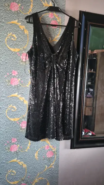 Vestido de lentejuelas negro elegante - miniatura 1