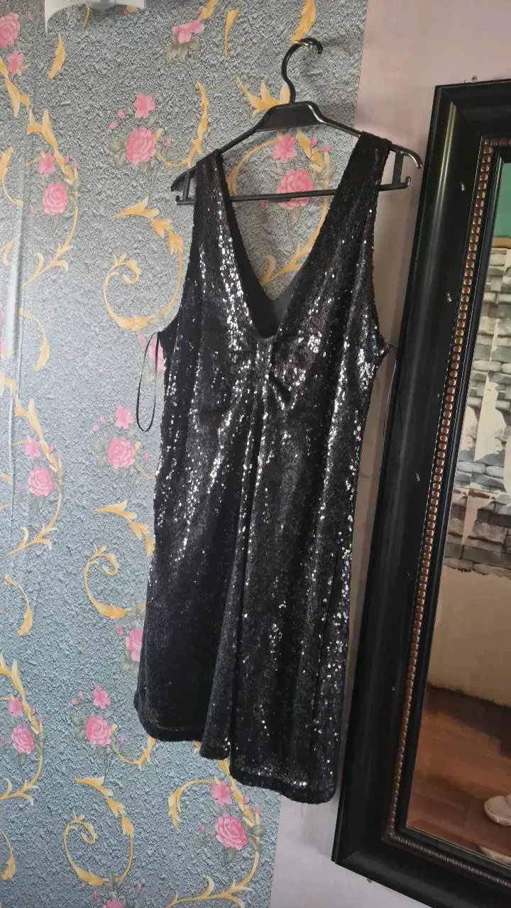 Vestido de lentejuelas negro elegante - 2