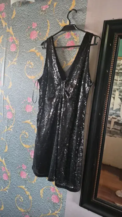 Vestido de lentejuelas negro elegante - miniatura 2