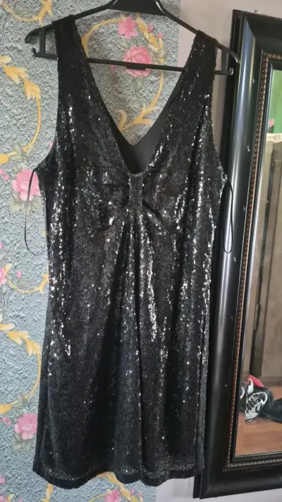 Vestido de lentejuelas negro elegante - miniatura 3