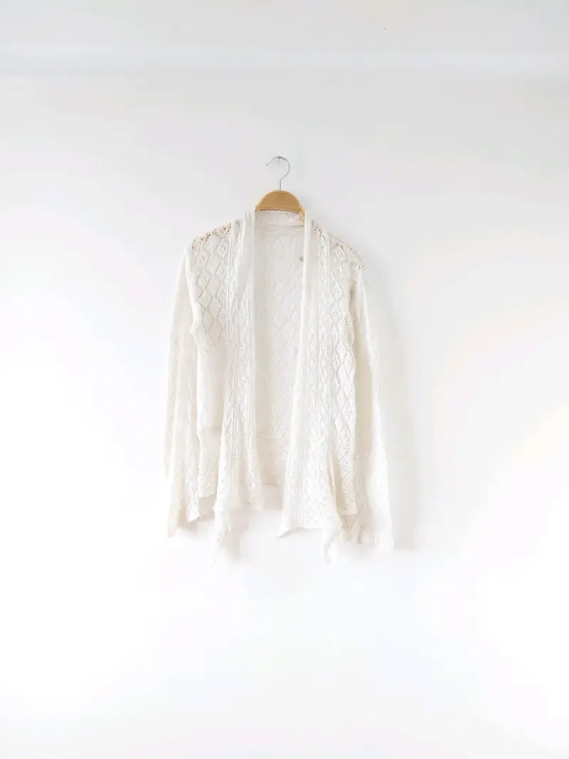 Cárdigan de encaje blanco elegante