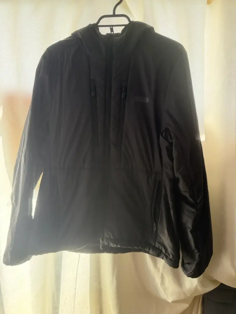 Chaqueta negra con capucha para mujer