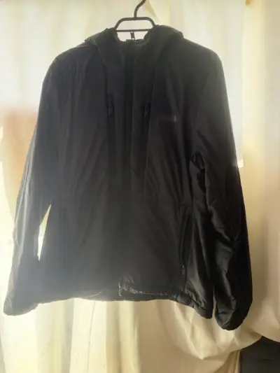 Chaqueta negra con capucha para mujer - miniatura 1