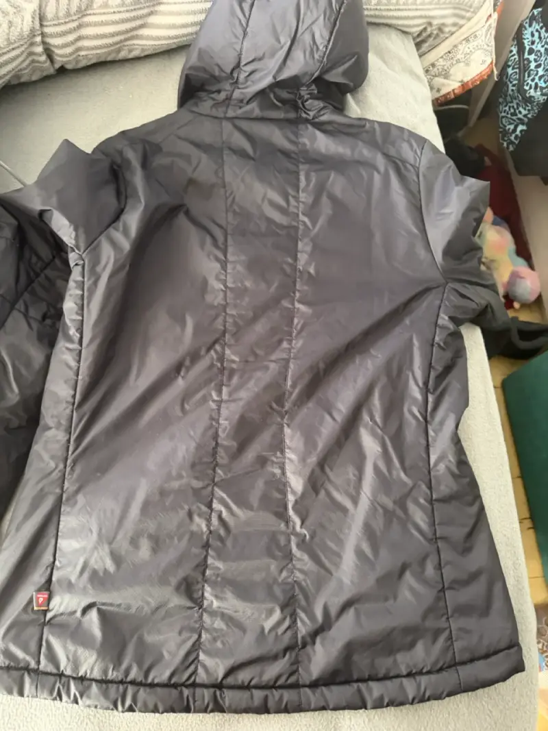 Chaqueta negra con capucha para mujer - 2