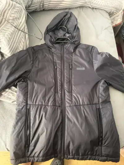 Chaqueta negra con capucha para mujer - miniatura 3