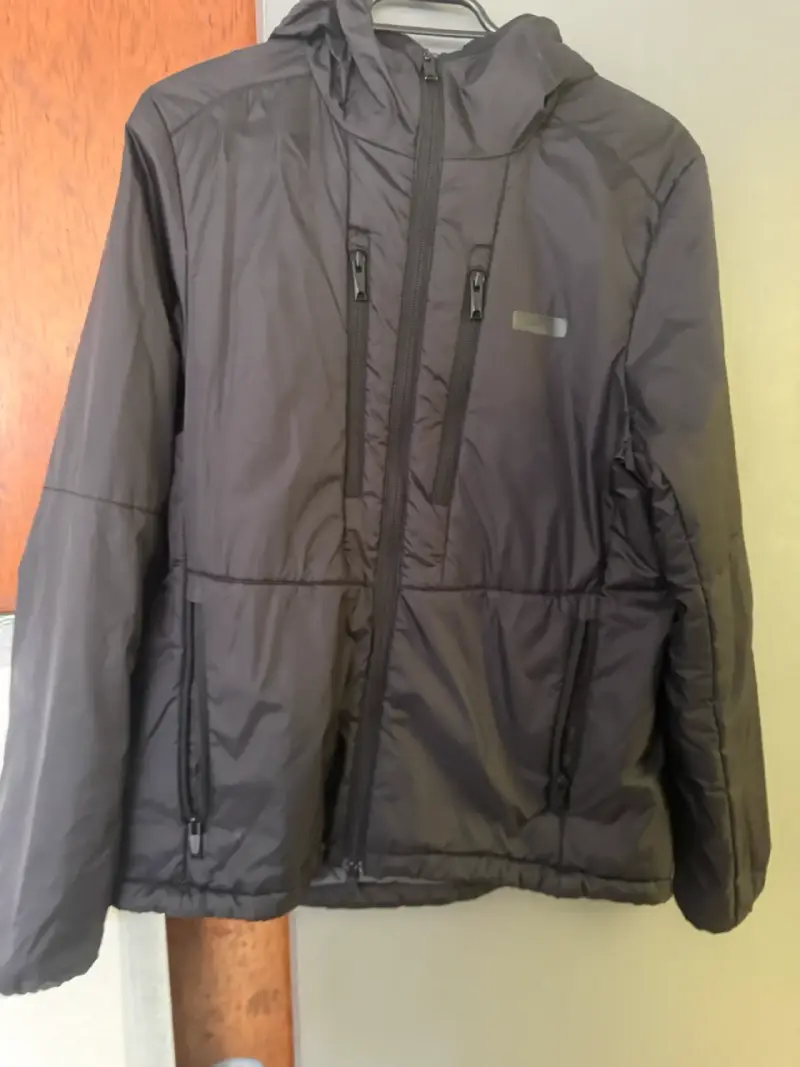 Chaqueta negra con capucha para mujer - 5