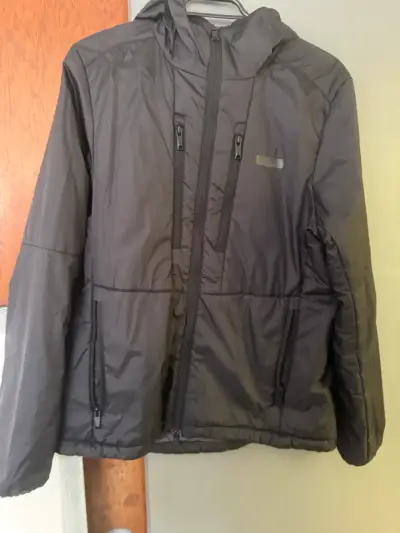 Chaqueta negra con capucha para mujer - miniatura 5