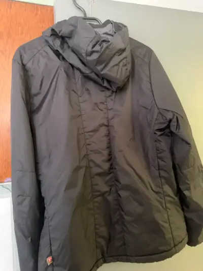 Chaqueta negra con capucha para mujer - miniatura 6
