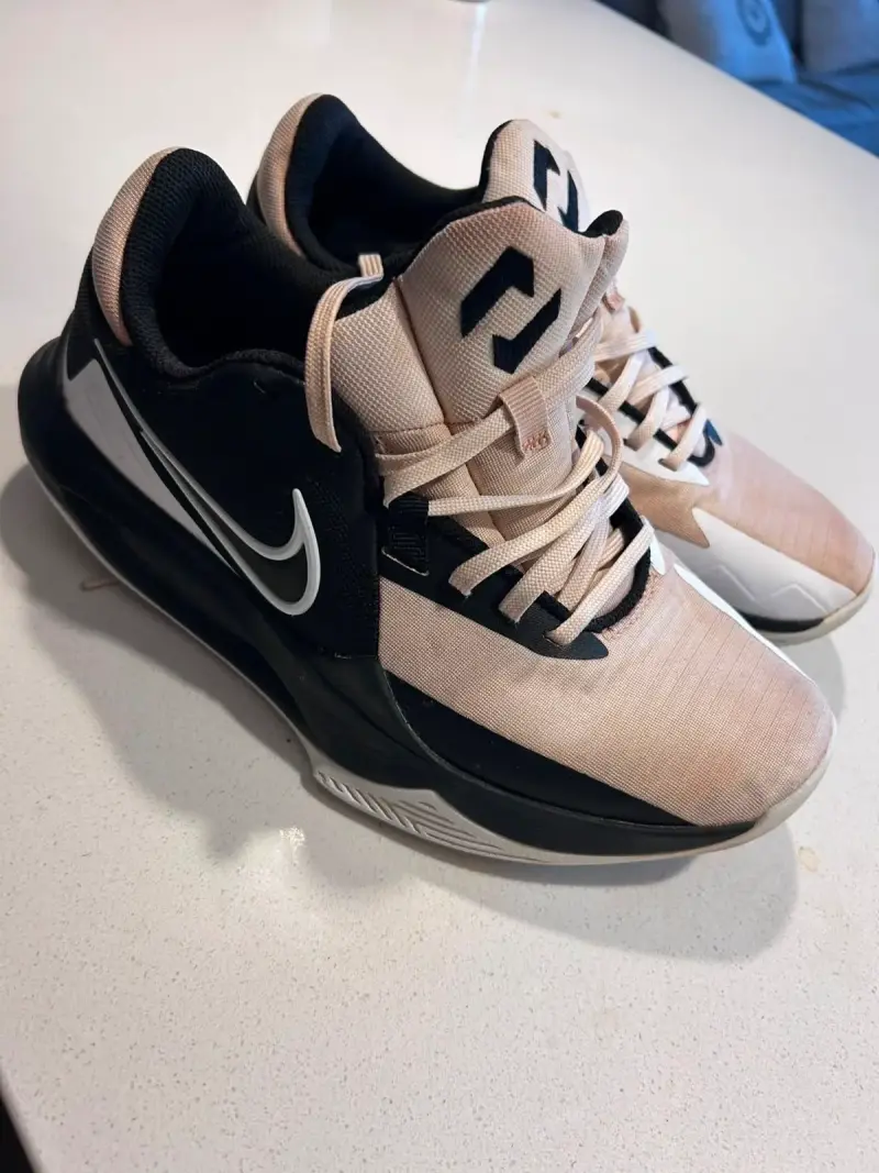 Zapatillas deportivas Nike blancas y negras - 1