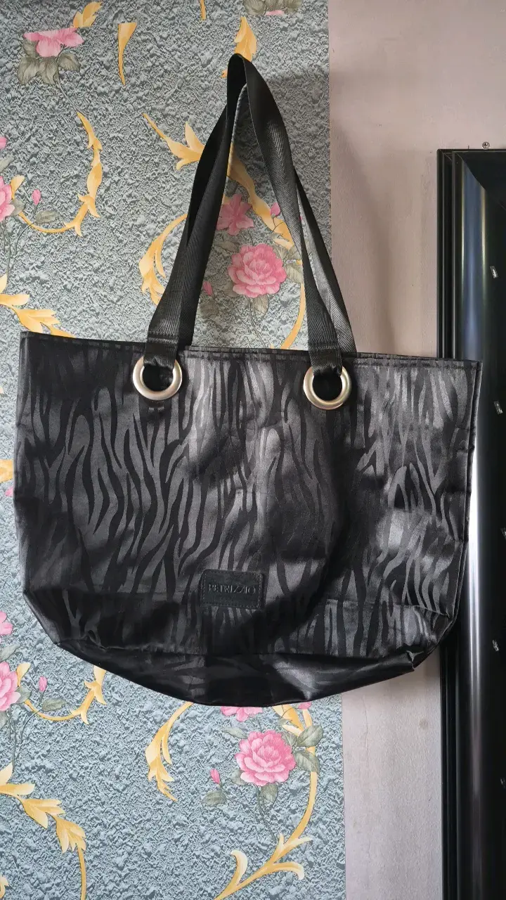 Bolso tote negro estampado Petizzio