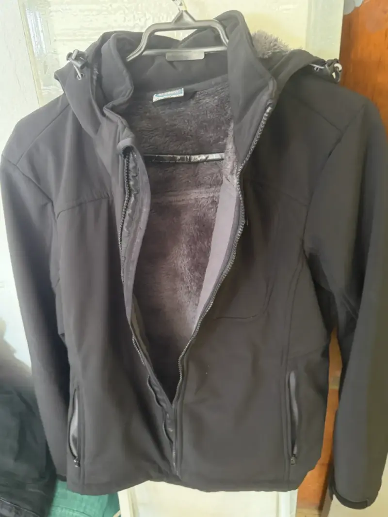 Chaqueta de invierno negra para mujer con capucha