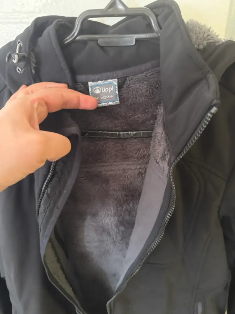 Chaqueta de invierno negra para mujer con capucha - 2