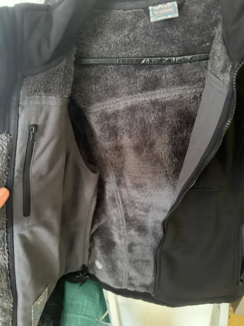 Chaqueta de invierno negra para mujer con capucha - 3