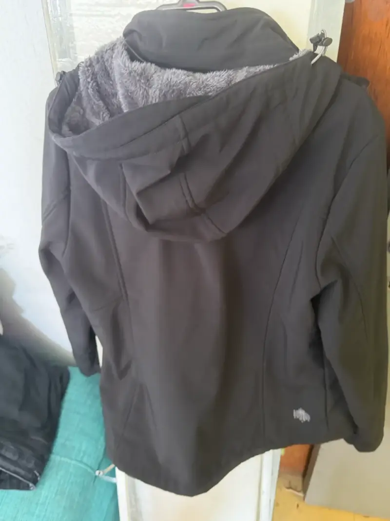 Chaqueta de invierno negra para mujer con capucha - 4