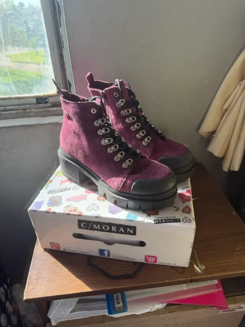 Botines de gamuza burdeos C/Moran para mujer