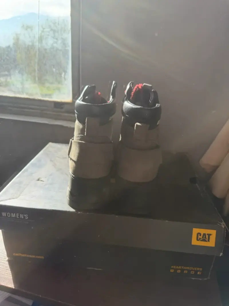 Botas Caterpillar para mujer con cordones rojos