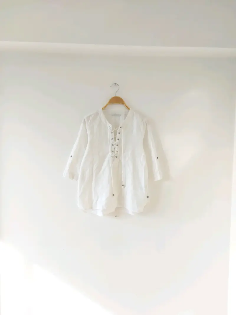 Blusa blanca de lino con cordones