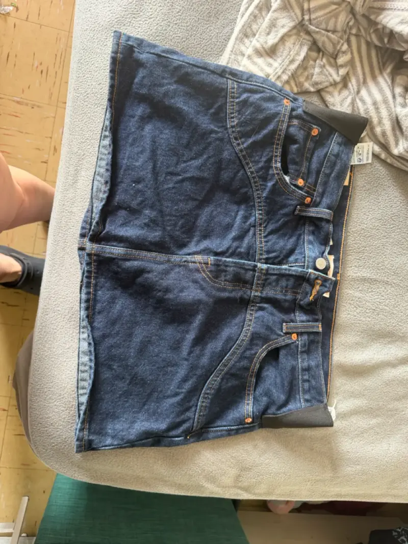 Falda de mezclilla Levi's azul oscuro