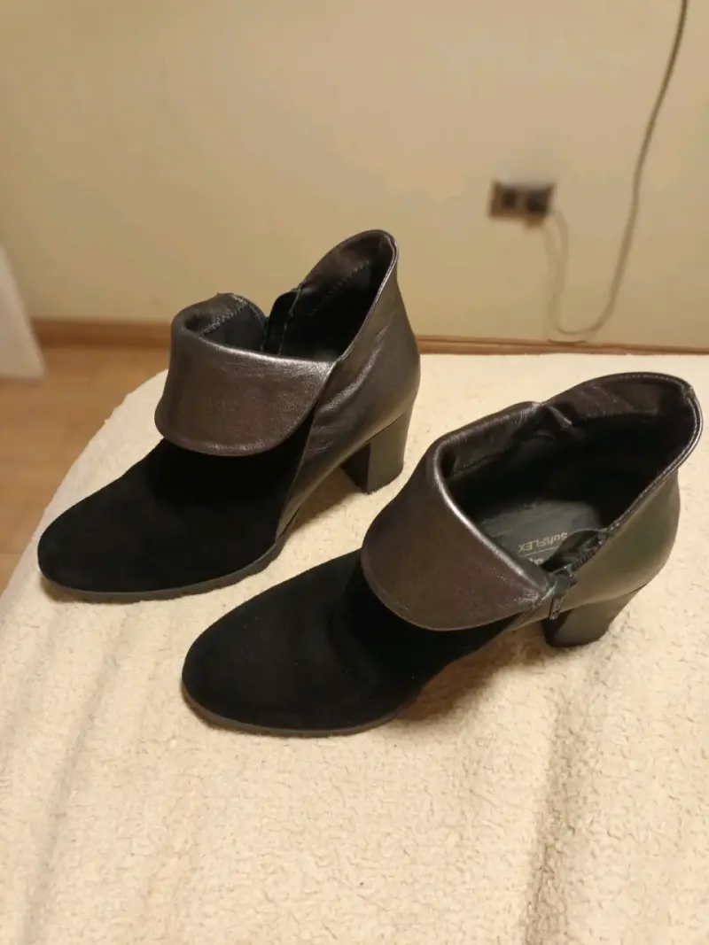 Botines de tacón negro y gris para mujer