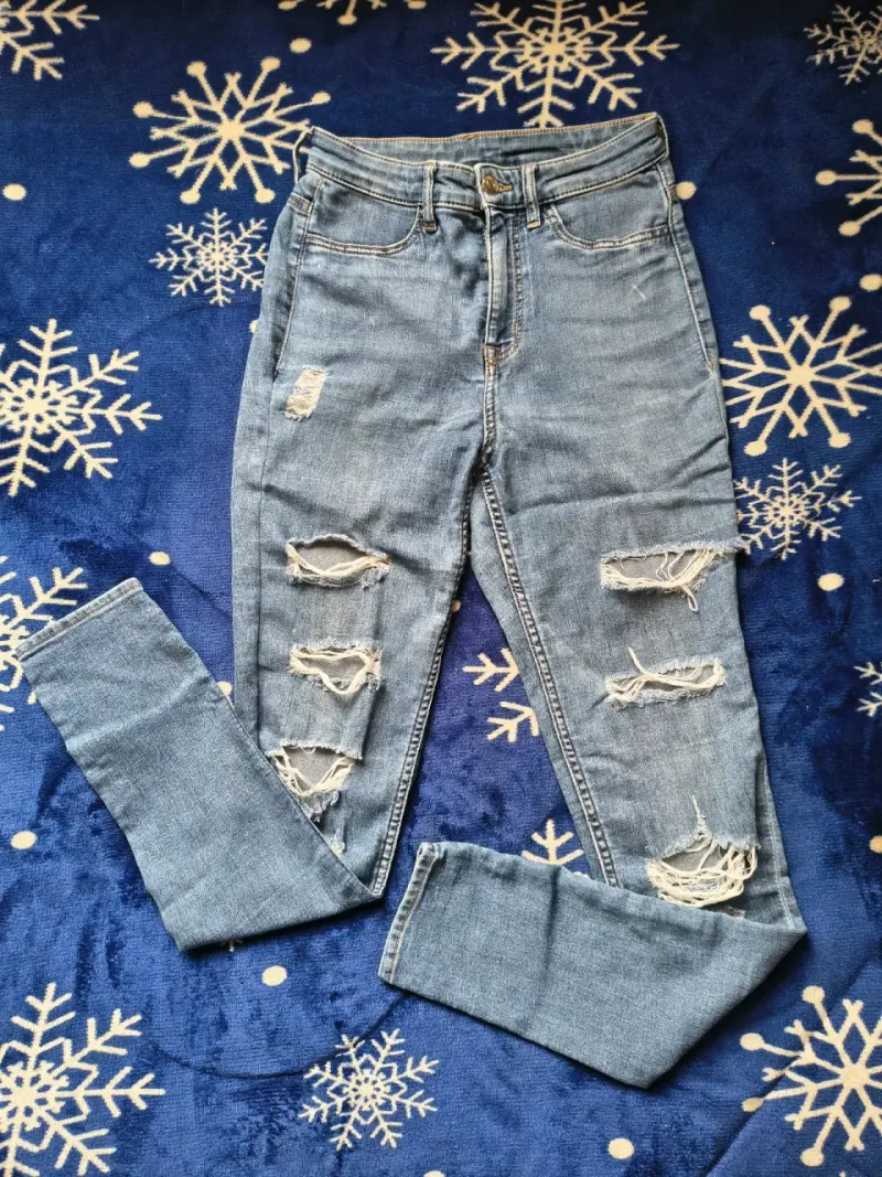Jeans rasgados de mezclilla azul para mujer