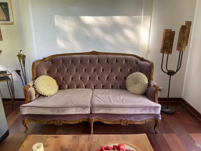 Sofá vintage de terciopelo morado - 2