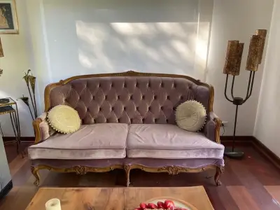 Sofá vintage de terciopelo morado - miniatura 2