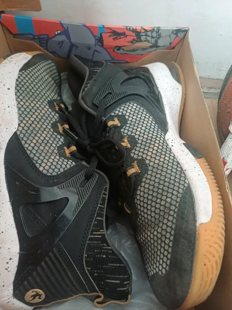Zapatillas deportivas negras con diseño de malla
