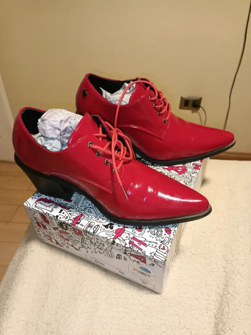 Zapatos de charol rojos con tacón para mujer