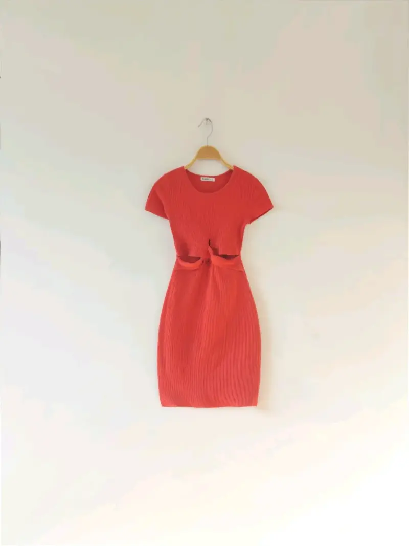 Vestido rojo con lazo en la cintura