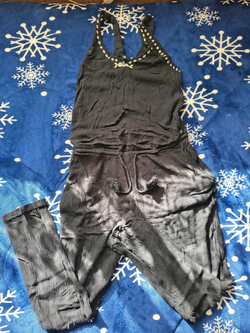 Enterito negro con detalles de tachas