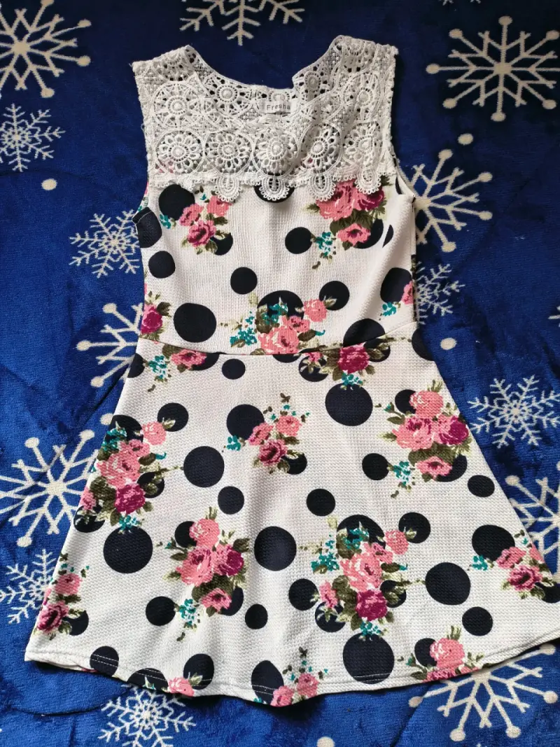 Vestido floral con encaje para niña