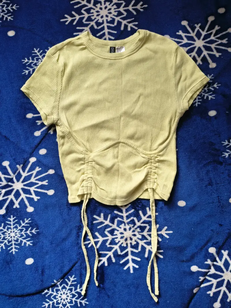 Polera amarilla con fruncido lateral
