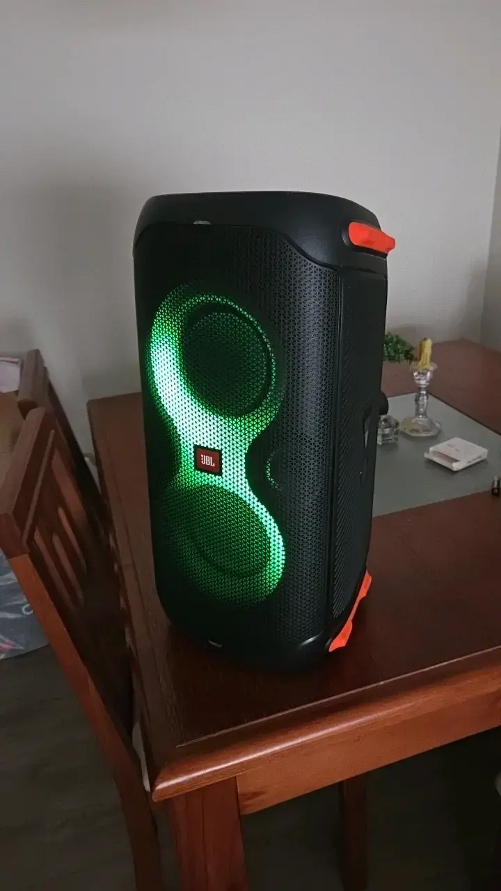 Parlante portátil JBL con luces LED - 3