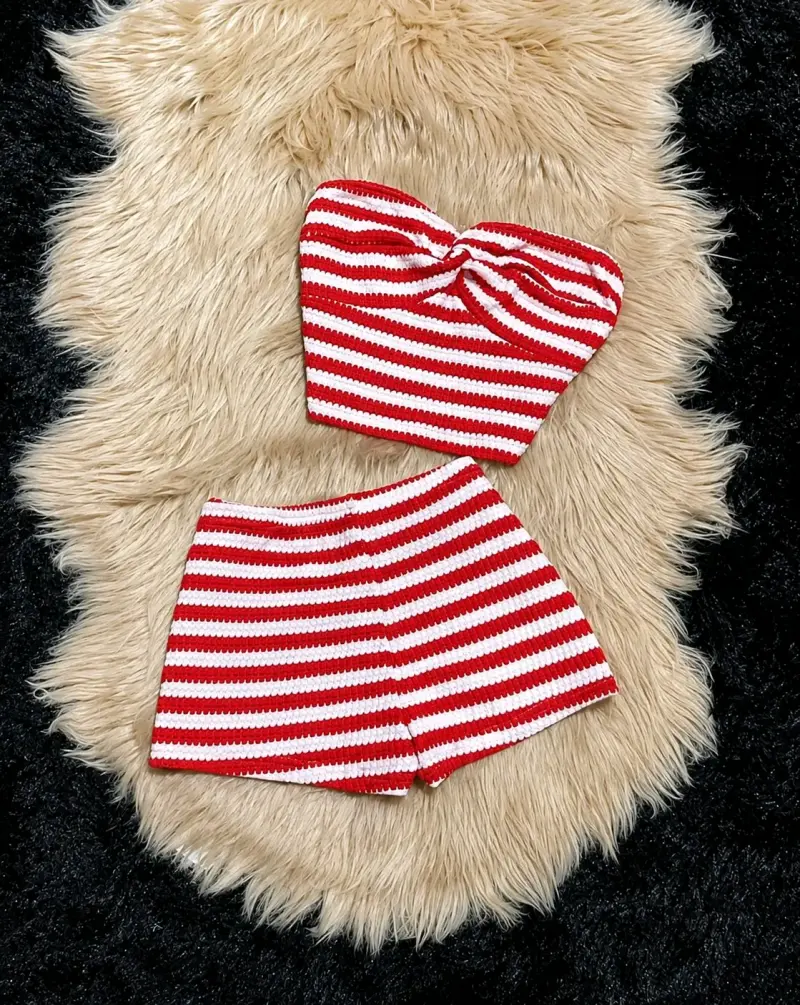 Conjunto de crochet a rayas rojo y blanco