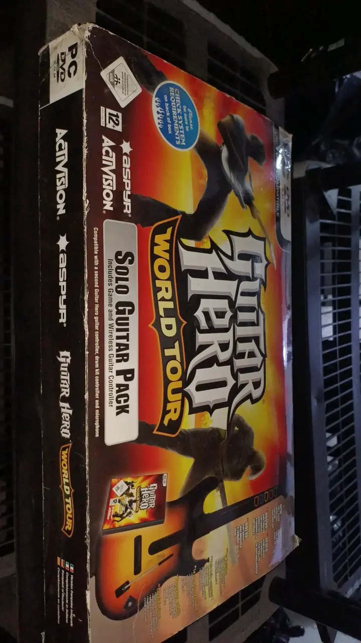 Juego Guitar Hero World Tour para PC con guitarra - 1