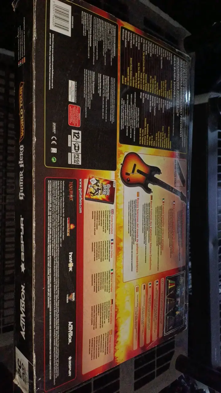 Juego Guitar Hero World Tour para PC con guitarra - 2